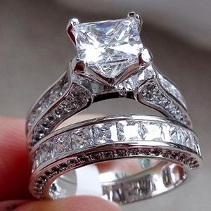 Women’s vintage white diamond silver wedding ring